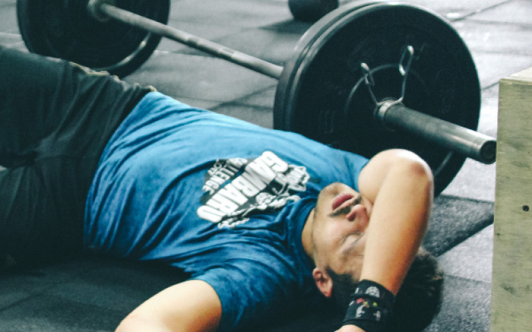 Jakie ćwiczenia robić – z własnym ciałem, z ciężarkami, czy na maszynach?