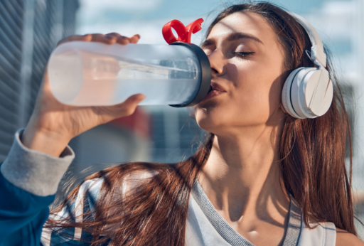 Nawadnianie organizmu przed i po treningu.